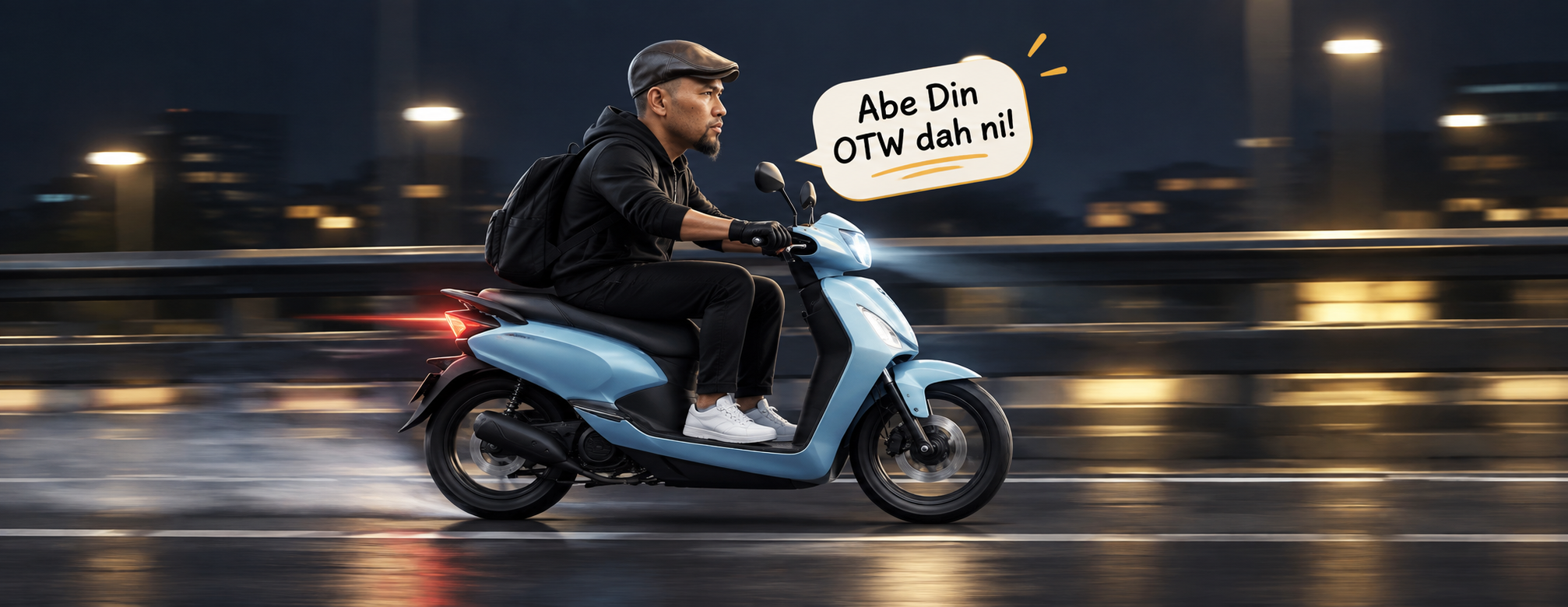 Abe Din menunggang skuter elektrik biru muda